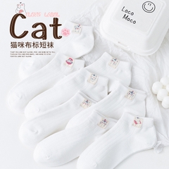 Tất cổ ngắn màu trắng, họa tiết hình mèo nhỏ