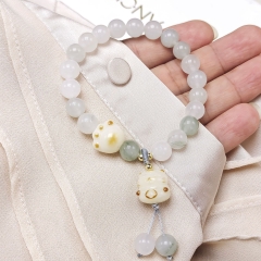 Vòng tay màu xanh khói gắn charm hình mèo và chân mèo có tua rua