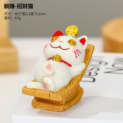Tượng mèo may mắn size bé nằm trên ghế