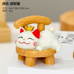 Tượng mèo may mắn size bé nằm trên ghế