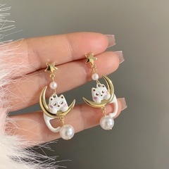 Bông tai mèo đu mặt trăng