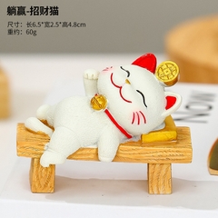 Tượng mèo may mắn size bé nằm trên ghế