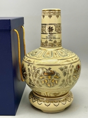 Bình hoa lam tặng Chính Phủ