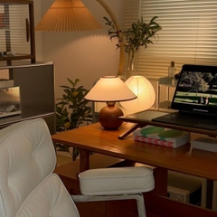 Nâng Tầm Không Gian Sống: Sức Mạnh Của Sự Đơn Giản Trong Thiết Kế Đèn Bàn Hiện Đại