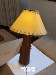 Đèn bàn dáng nấm thân gỗ