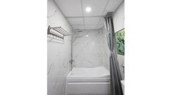 Căn Hộ Có Bồn Tắm Và Ban Công Nhìn Ra Thành Phố