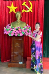 Hoa tượng Bác Hồ và hoa bục phát biểu