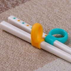 Đũa tập gắp Seria- xỏ ngón tập ăn cho bé Nhật Bản