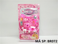 BR072  VỈ TRANG ĐIỂM XE NGỰA, MÁY CHỤP HÌNH, GƯƠNG, NÓN + 1C BÉ NHÍ (BABY) Cosmetic