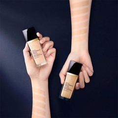 Kem Nền Estée Lauder Futurist Aqua Brilliance Makeup With Intense Moisture Infusion SPF 20/PA+++ 30ml