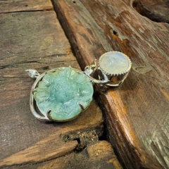 Mặt Dây Chạm Hoa Trà Xanh Nhạt