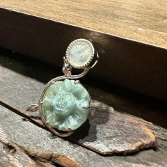 Mặt Dây Chạm Hoa Trà Xanh Nhạt