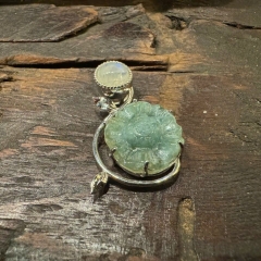 Mặt Dây Chạm Hoa Trà Xanh Nhạt