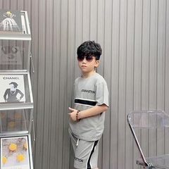 Bộ cổ tròn Tada Kids in Lou dập nổi ngang ngực cho bé từ 26-38Kg