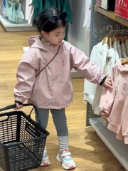 ÁO GIÓ DÀI 2 LỚP MÀU HỒNG CHỮ A BÉ GÁI