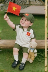 SET POLO CỜ ĐỎ SAO VÀNG KÈM MŨ BÉ TRAI