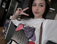 ÁO PHÔNG HÌNH CÔ GÁI NƠ MẸ CON MÀU TRẮNG
