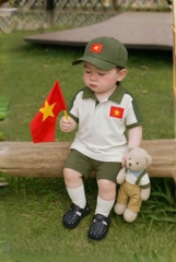 SET POLO CỜ ĐỎ SAO VÀNG KÈM MŨ BÉ TRAI