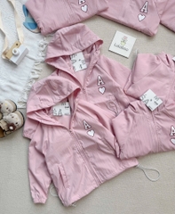 ÁO GIÓ DÀI 2 LỚP MÀU HỒNG CHỮ A BÉ GÁI