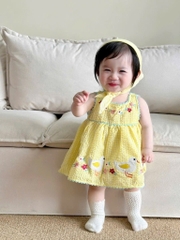 VÁY ĐŨI VỊT TẶNG KHĂN BÉ GÁI