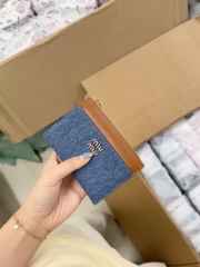 PHỤ KIỆN - VÍ CẦM TAY MIU MIU NHIỀU MÀU