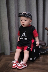BỘ THỂ THAO JORDAN ĐEN PHỐI ĐỎ CHO BÉ TRAI(SALE 59k)