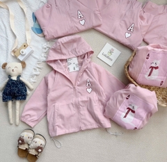 ÁO GIÓ DÀI 2 LỚP MÀU HỒNG CHỮ A BÉ GÁI