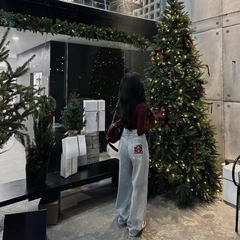 QUẦN JEAN NỮ SUÔNG PHỐI TÚI THÊU LOEWE ĐỎ SẴN (SALE 94k)