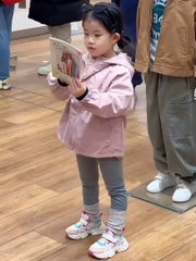 ÁO GIÓ DÀI 2 LỚP MÀU HỒNG CHỮ A BÉ GÁI