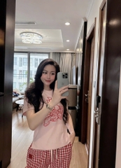 BỘ ÁO HỒNG MIX QUẦN KẺ CARO NỮ