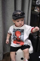 SÉT SIÊU NHÂN NHỆN TRẮNG PHỐI CỔ ĐỎ QUẦN SHORT ĐEN CHO BÉ TRAI( xả 50k)