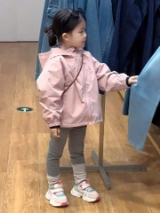 ÁO GIÓ DÀI 2 LỚP MÀU HỒNG CHỮ A BÉ GÁI