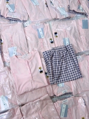 SET BỘ ÁO HỒNG QUẦN KẺ DÀI THÊU GẤU NỮ THU ĐÔNG (XẢ 89k)