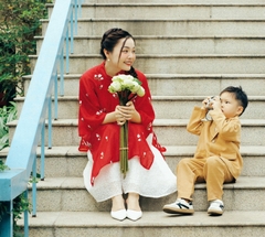 Chân váy hoa nhí thêu, eo có dây rút thương hiệu Remmus