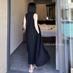 Đầm đen cài nút có túi
