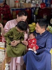 Áo dài em bé đỏ thêu lá trắng thương hiệu Design for baby