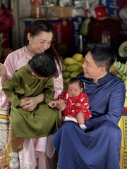 Áo dài em bé đỏ thêu lá trắng thương hiệu Design for baby