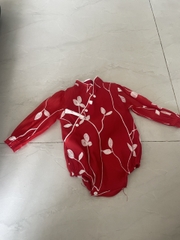 Áo dài em bé đỏ thêu lá trắng thương hiệu Design for baby