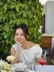 Đầm trắng với phần chân váy cách điệu thương hiệu MAVEN