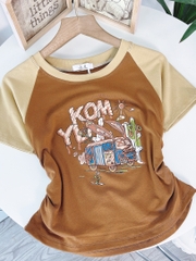 Sản Phẩm Áo Thun Nữ Baby Tee Cổ Tròn Logo Kom Năng Động Đi Dạo Phố Chất Cotton MIMIX - DN1