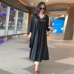 Váy dài H e n x u e thân chữ A, Họa tiết hoa nền lụa đen