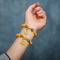 Vòng sáp ong hổ phách kết hợp đá tự nhiên, phù hợp thời trang quí phái, sang trọng.