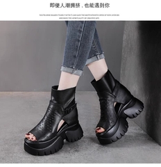 Sandal nữ da thật, miệng cá đế dầy nâng chiều cao chống thấm nước tốt. Phong cách hiện đại, cá tính thích hợp mùa hè.