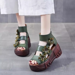 Sandal nữ da thật, miệng cá đế cao dầy chống thấm nước tốt. Phong cách hiện đại, cá tính thích hợp mùa hè.