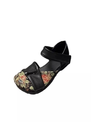 Sandal nữ in hoa da thật, miệng kín, đế vừa. Phong cách nữ tính thích hợp cho đi biển hè