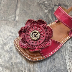 Sandal nữ kết hoa, miệng cá, da thật, miệng hở thoáng, đế thấp. Phong cáchđiệu đà, nữ tính, thích hợp mùa hè.
