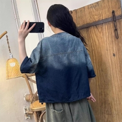 Áo sơ mi denim cài nút cổ điển đến từ H u a l o u với phong cách khỏe  khoắn, năng động cho các cô gái cá tính, thu hút mọi ánh mắt.