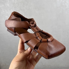 Giầy nữ da thật, đế chống thấm nước tốt. Công nghệ hoàn hảo! Phong cách hiện đại, cá tính.