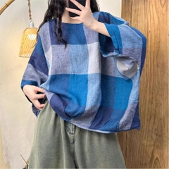 Áo vải lanh nhuộm sợi kẻ sọc, áo cánh dơi, gấu áo viền gấp nếp, thiết kế thời trang thích hợp với phong cách khỏe khoắn, năng động.