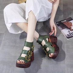 Sandal nữ da thật, miệng cá đế cao dầy chống thấm nước tốt. Phong cách hiện đại, cá tính thích hợp mùa hè.